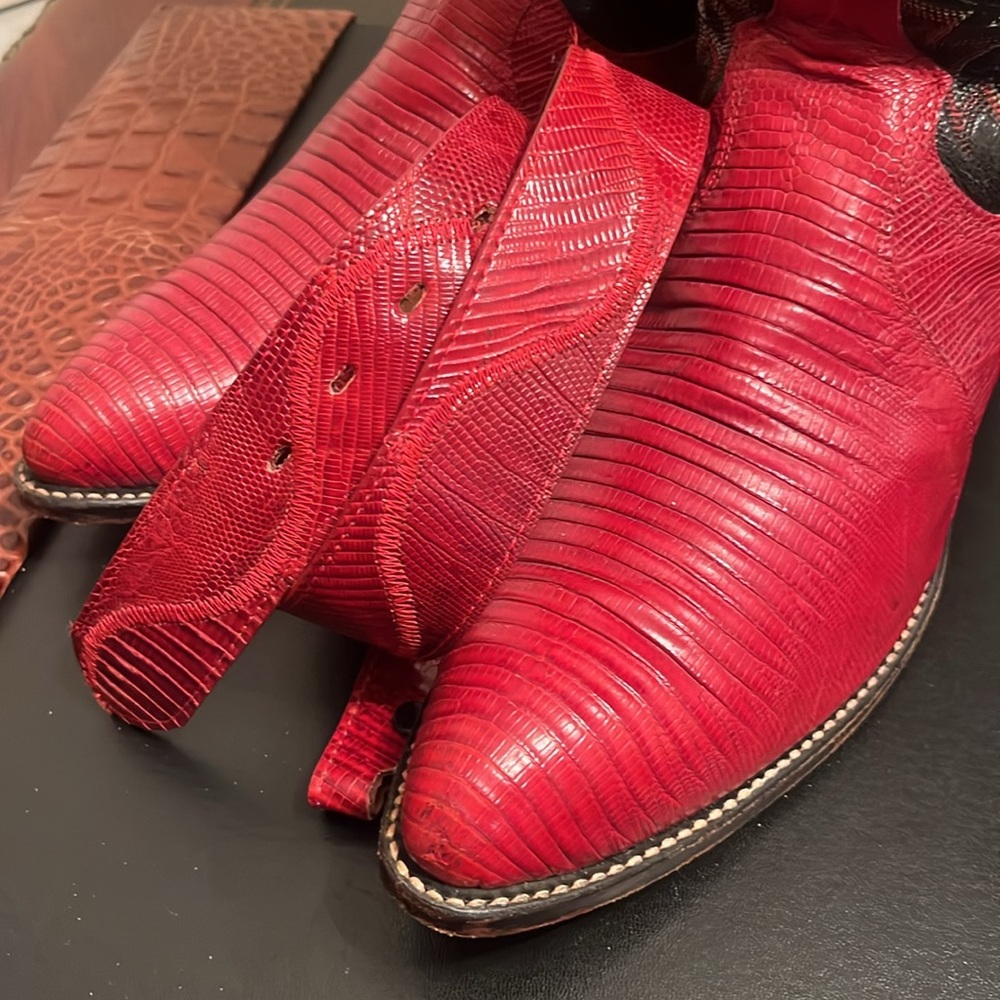 RED LIZARD BELT & BUCKLE MENS OR LADIES